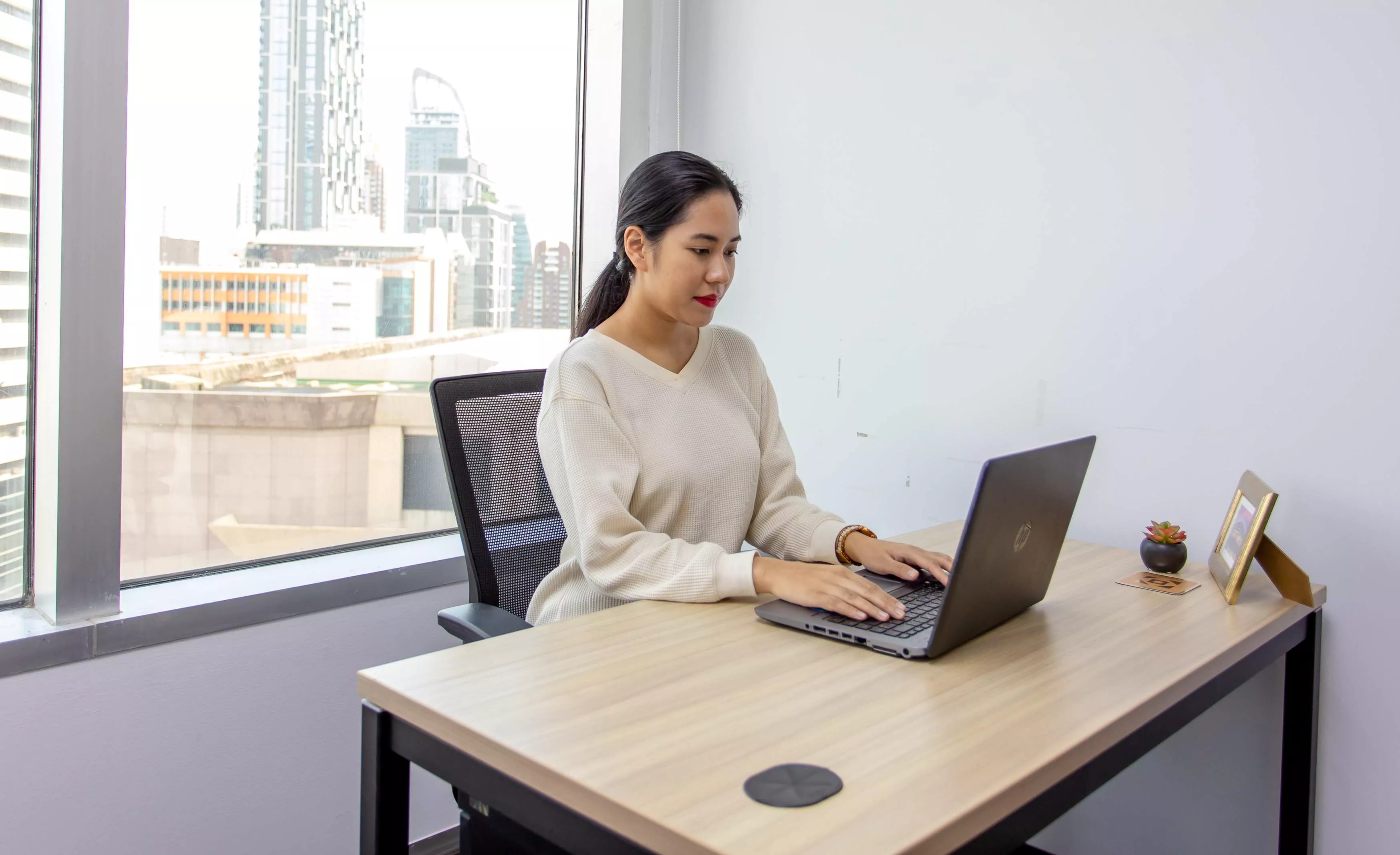 servcorp-thailand-office-space-rent-hot-desk-technology.jpg